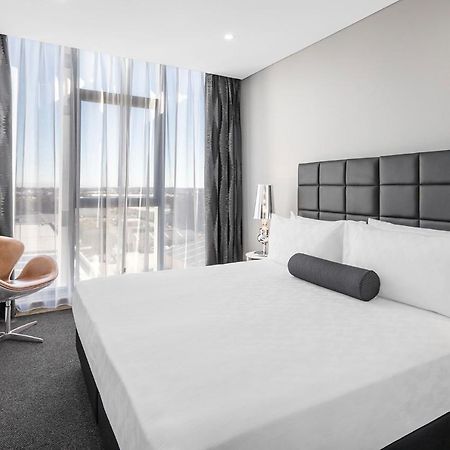 Meriton Suites Mascot Central Сидней Экстерьер фото A bedroom at the hotel