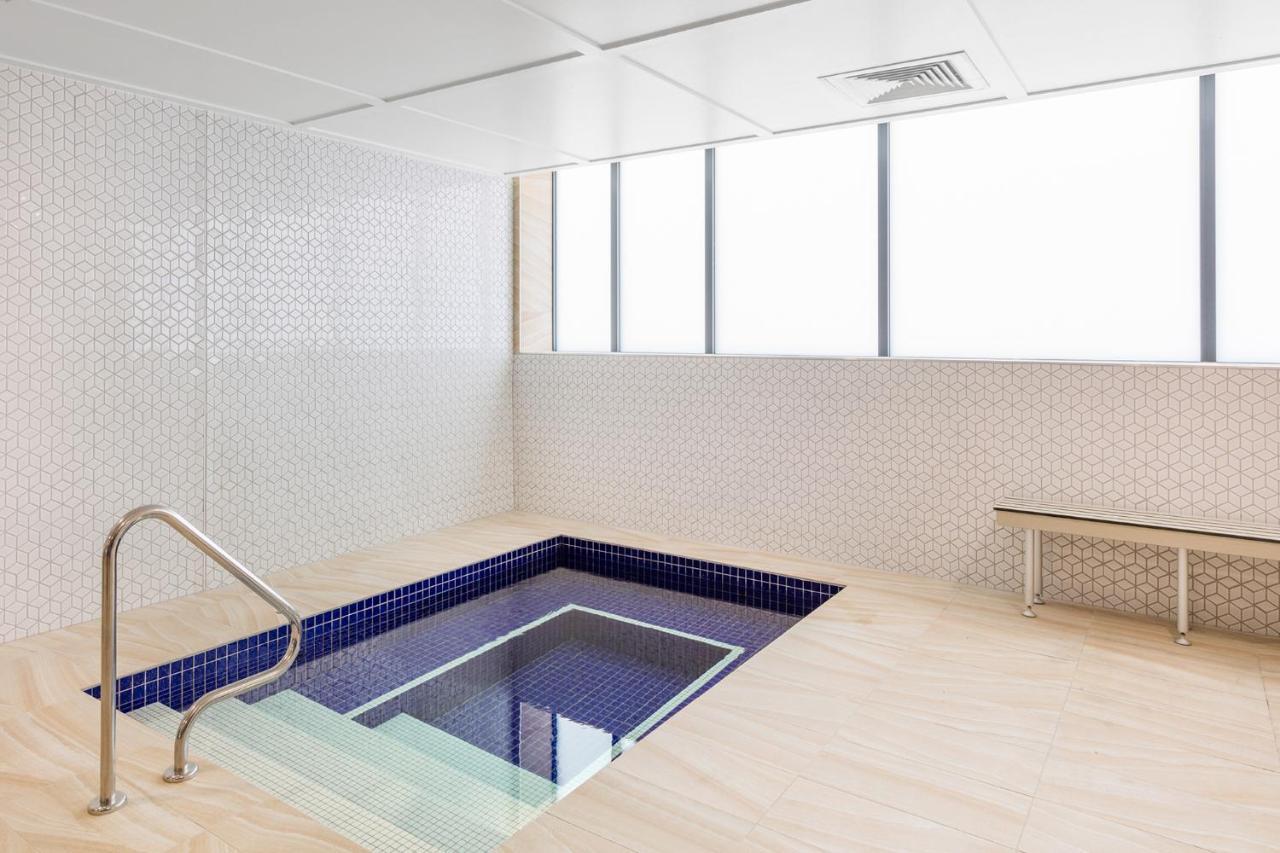 Meriton Suites Mascot Central Сидней Экстерьер фото A small pool at the National University Hospital, Singapore