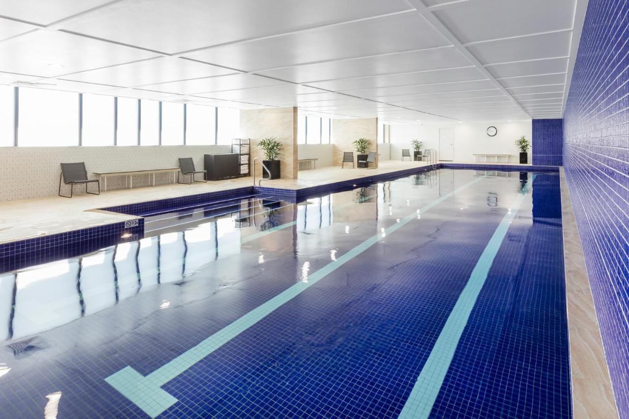 Meriton Suites Mascot Central Сидней Экстерьер фото The pool at the hotel